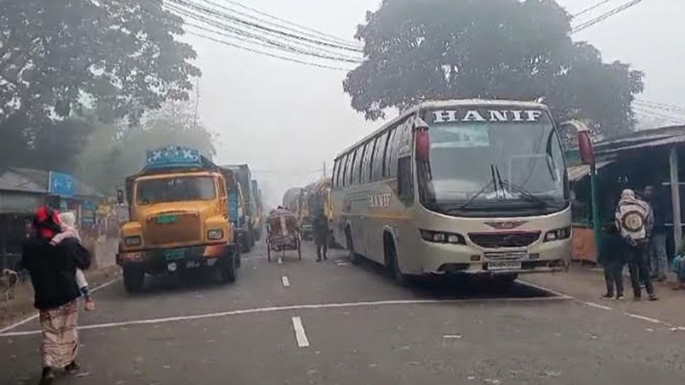 ঘন কুয়াশায় দৌলতদিয়া-পাটুরিয়া নৌরুটে ফেরি চলাচল বন্ধ