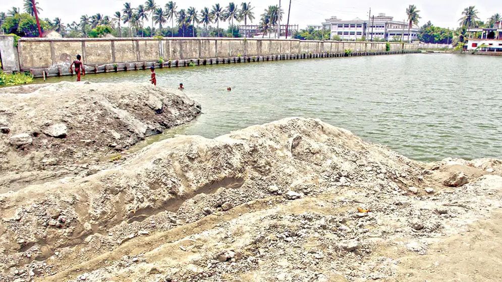 খিলক্ষেতে রেলের জলাশয় ভরাট করে পার্কের সাইনবোর্ড