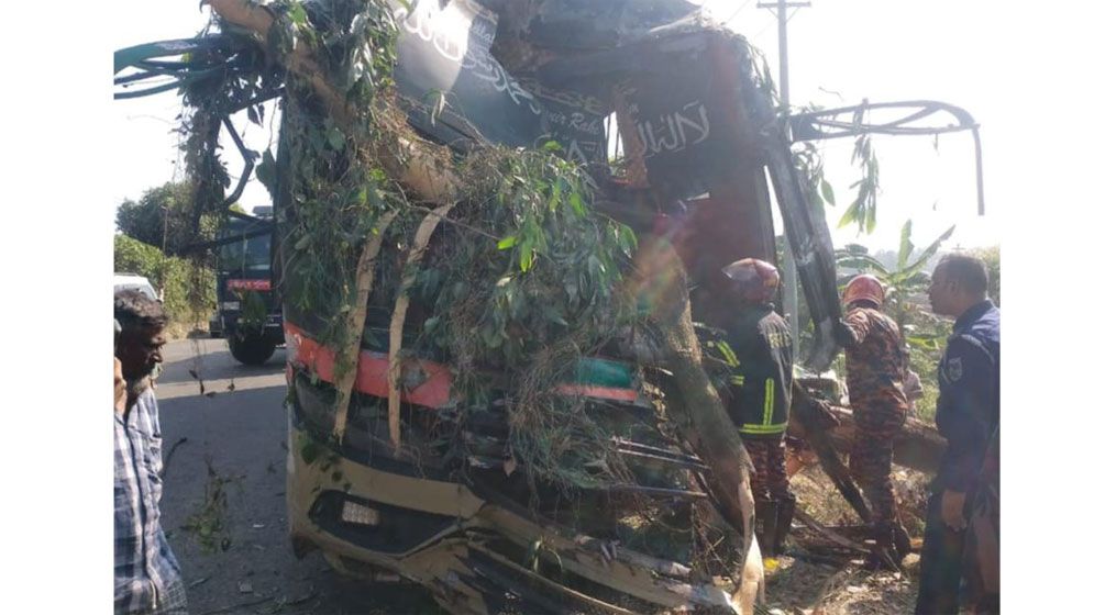 বাস নিয়ন্ত্রণ হারিয়ে গাছের সঙ্গে ধাক্কায় নিহত ৩