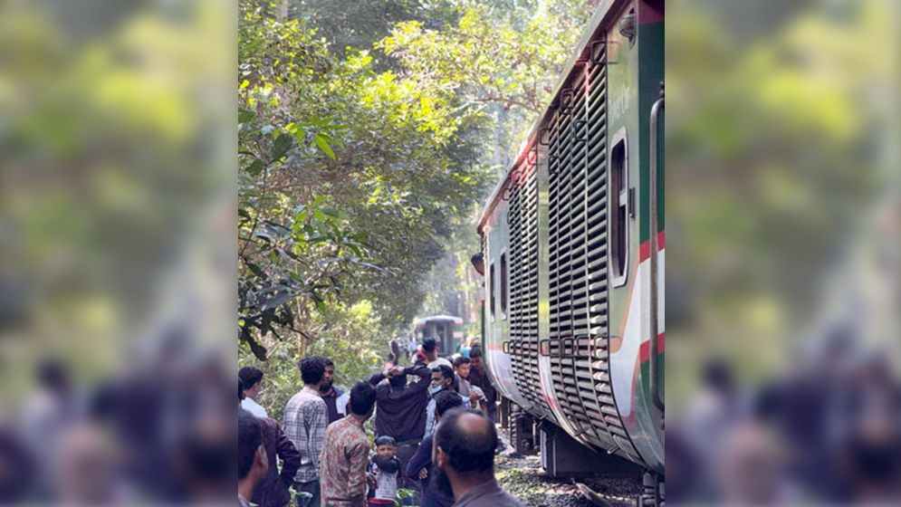 পাঁচ বগি রেখেই চলে গেল ইঞ্জিন