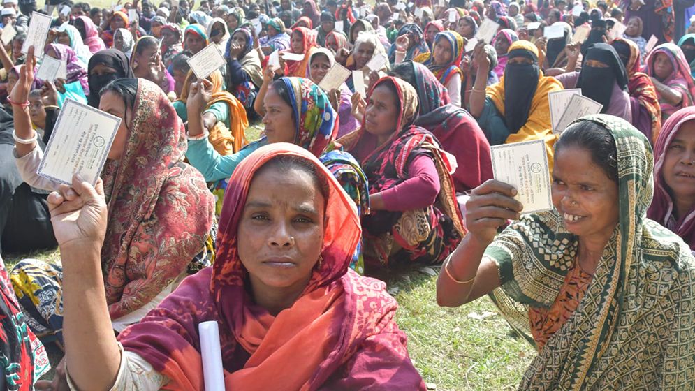 কম্বল পেয়ে খুশি দোহারের পদ্মাপারের শীতার্ত মানুষ