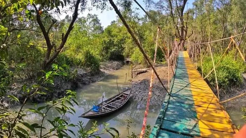 চর কুকরি-মুকরি হাতছানি দিয়ে ডাকছে