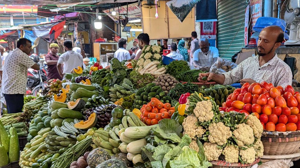 শীত মৌসুমেও সবজির দামে ক্রেতার অস্বস্তি