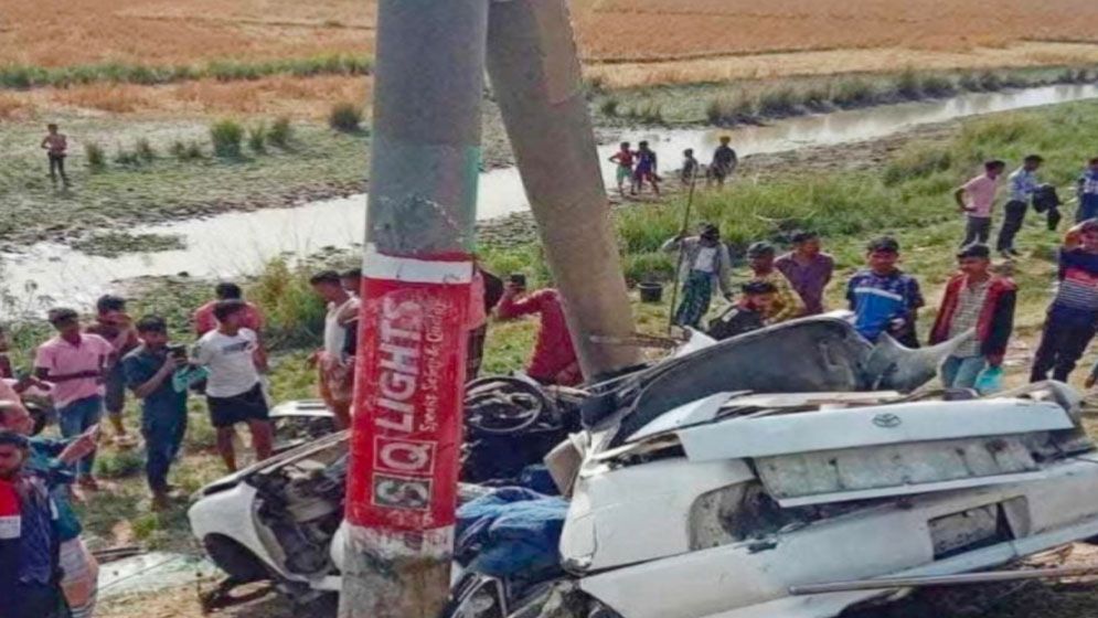 প্রাইভেটকার নিয়ন্ত্রণ হারিয়ে বৈদ্যুতিক খুঁটির সঙ্গে ধাক্কা,  নিহত ৩