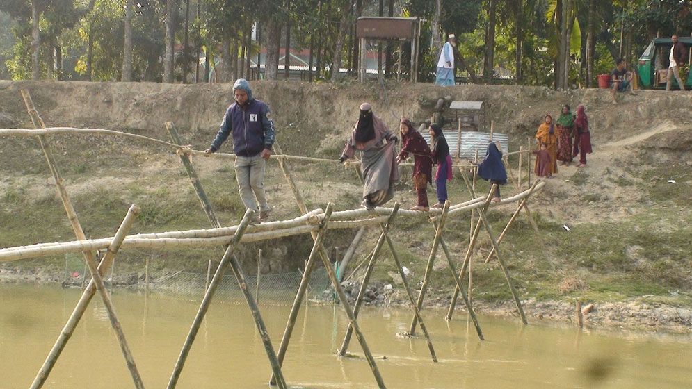 কাহারোলে বাঁশের সাঁকোই ১৫ গ্রামের মানুষের ভরসা