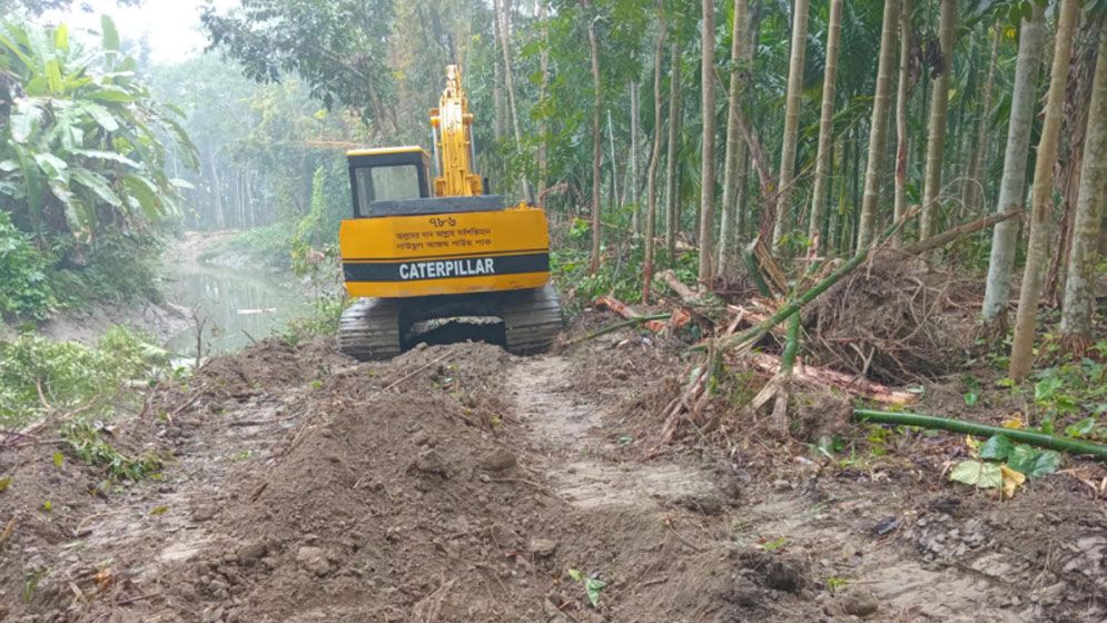 মুলাদীতে খাল খননের নামে বাগান ও পানের বরজ ভাঙার অভিযোগ