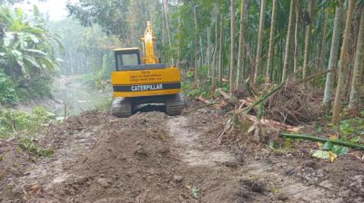 মুলাদীতে খাল খননের নামে বাগান ও পানের বরজ ভাঙার অভিযোগ