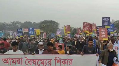 মধুমতি মডেল টাউনে উচ্ছেদ অভিযান না করার জন্য মানববন্ধন