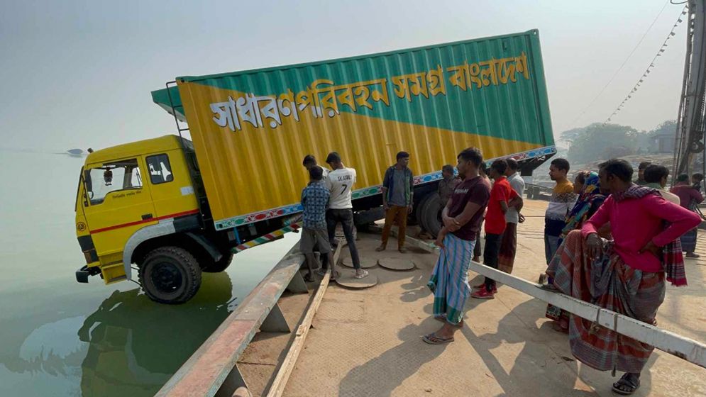 ফেরিঘাটের পন্টুনে কাভার্ডভ্যান আটকা, ১২ ঘণ্টা পর উদ্ধার