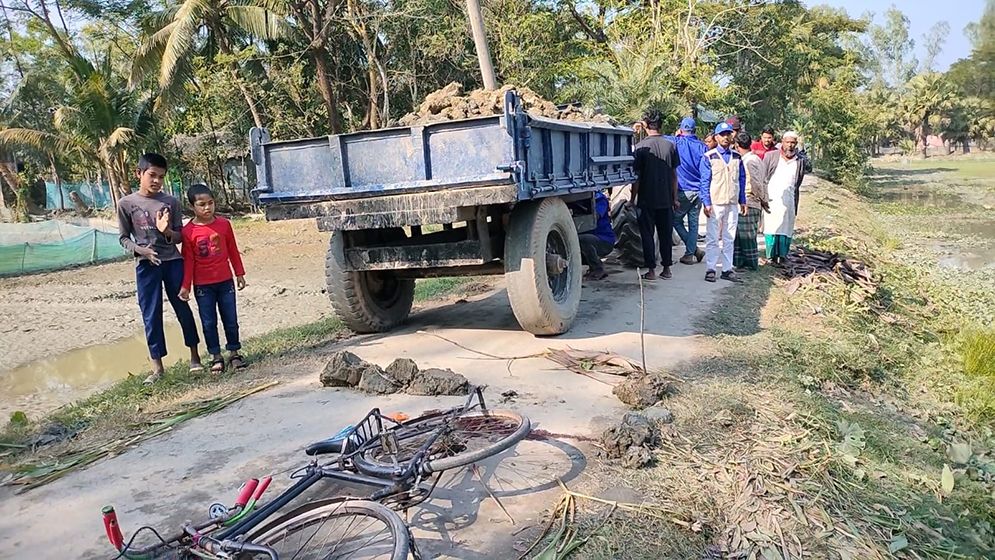 ট্রাক্টর চাপায় ছোট ভাই নিহত, বড় ভাই আহত