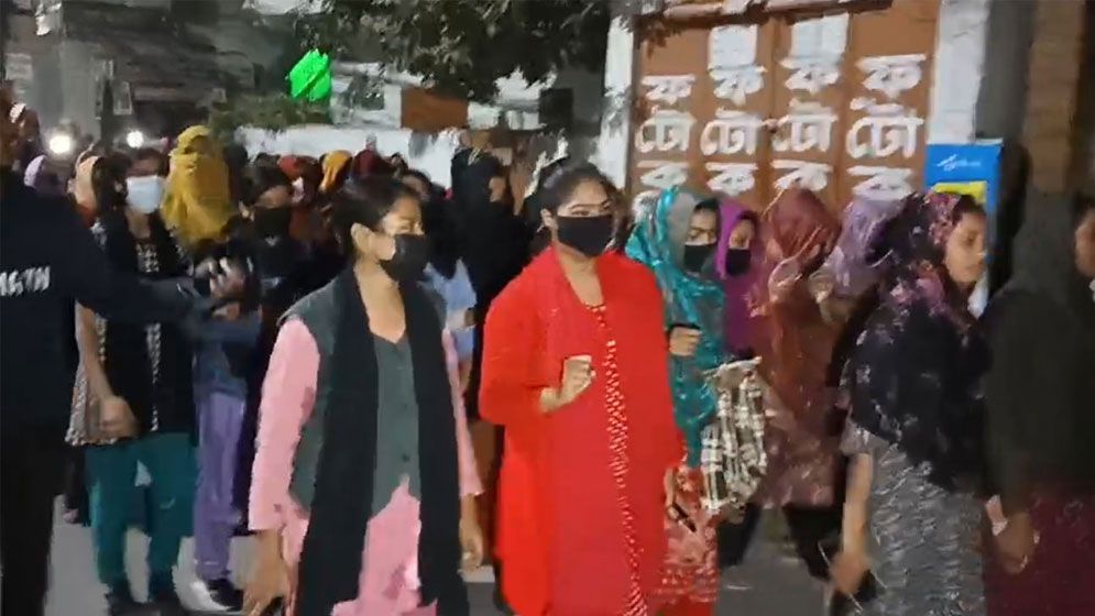 গভীর রাতে থানা ঘেরাও করে বিক্ষোভ, মালিকসহ গ্রেফতার ৩