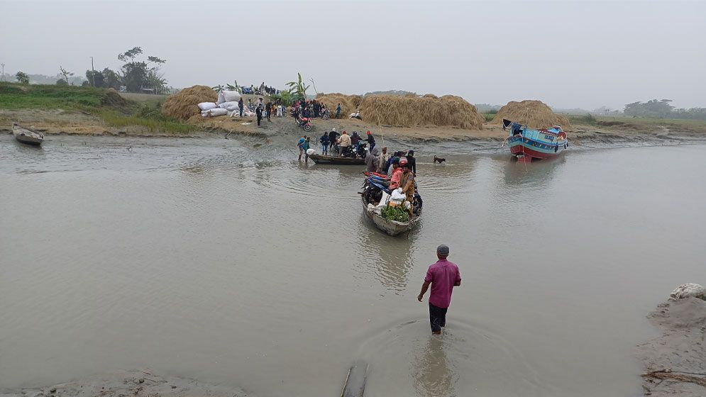 একটি সেতুর অভাবে দুর্ভোগে অর্ধলাখ মানুষ