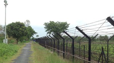 বাংলাদেশে প্রবেশের চেষ্টাকালে দুই ভারতীয়সহ আটক ৩