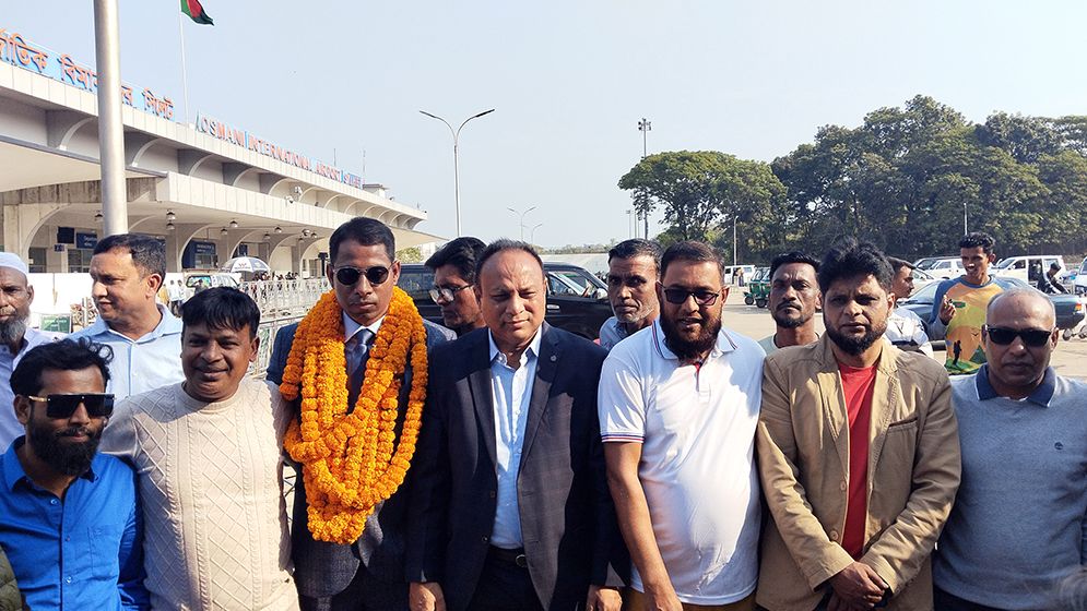 ১১ বছর পর দেশে ফিরলেন যুক্তরাজ্য বিএনপির আইন সম্পাদক লিয়াকত