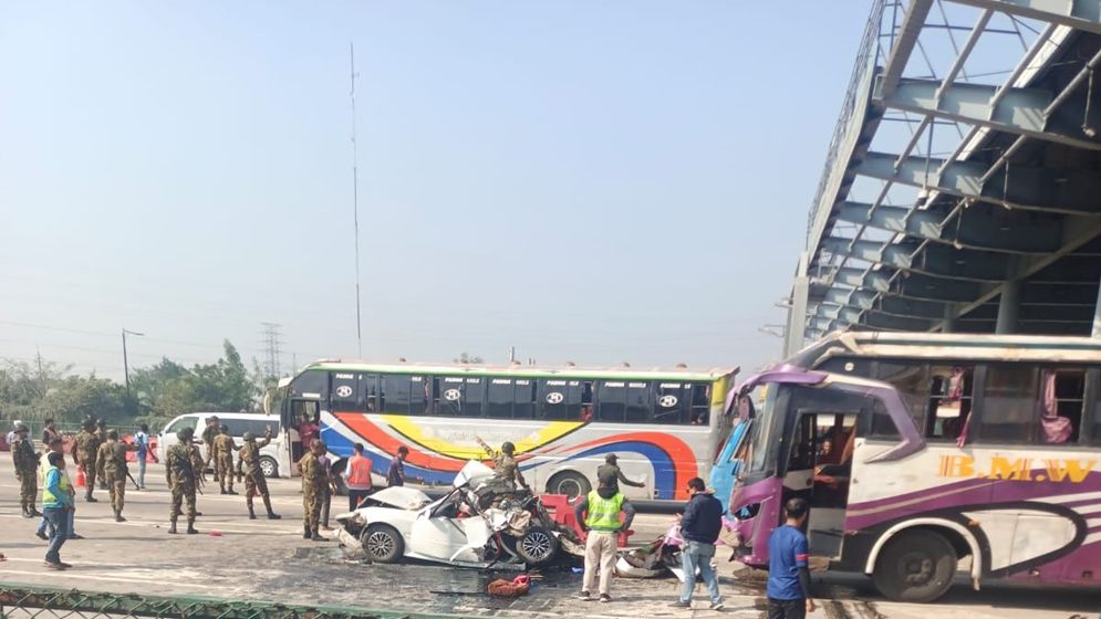 ঢাকা-মাওয়া এক্সপ্রেসওয়েতে প্রাইভেটকারে বাসের ধাক্কা, নিহত ৫