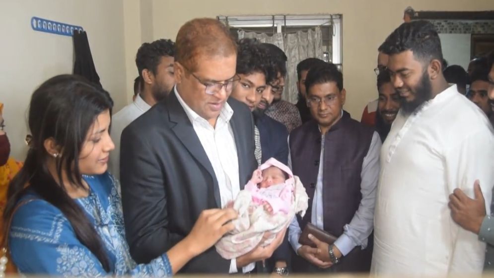 জুলাই বিপ্লবে শহিদের সদ্যোজাত সন্তানের দায়িত্ব নিলেন ডিসি