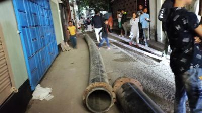 বন্দরে ড্রেজার পাইপ স্থাপনে বাধা দেওয়ায় এলাকাবাসী উপর  হামলা-গুলি