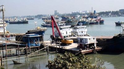 দুদিন পর কাটল নদীপথের পণ্য পরিবহণ অচলাবস্থা