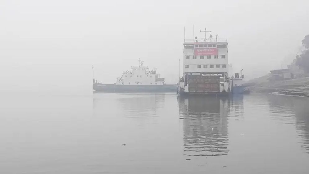 ঘন কুয়াশায় বন্ধ পাটুরিয়া-দৌলতদিয়া নৌপথ