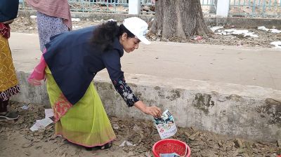 ডিসি যখন পরিচ্ছন্ন কর্মী!