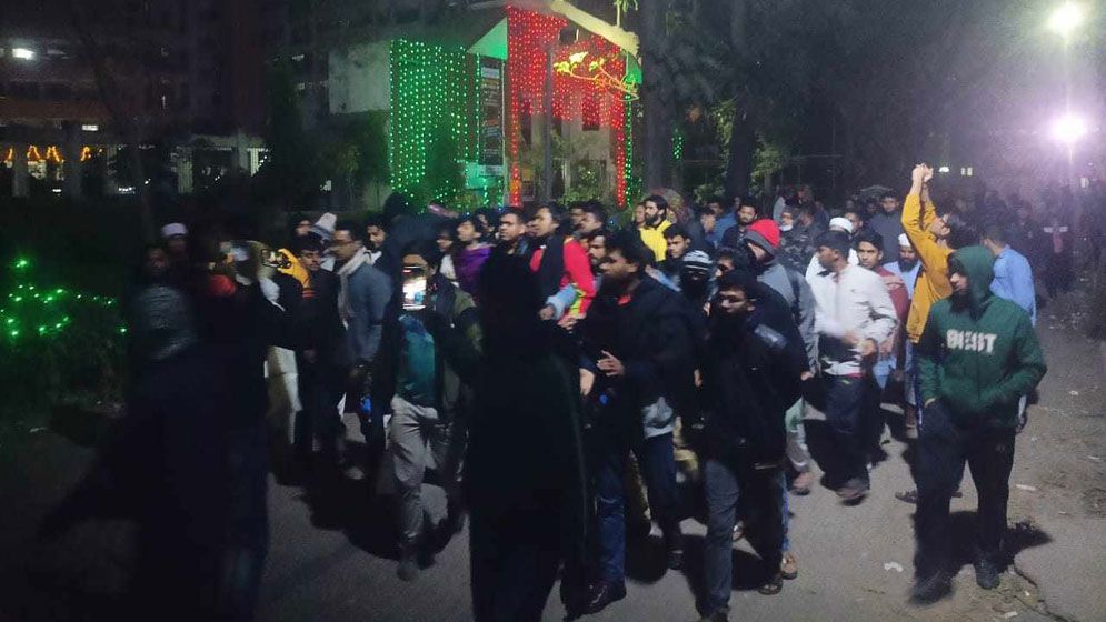ঢাবিতে শিক্ষার্থীদের বিক্ষোভ মিছিল