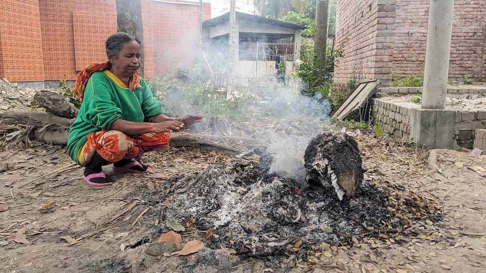 শীত জেঁকে বসেছে বাগেরহাটে, ভোগান্তিতে খেটে খাওয়া মানুষ