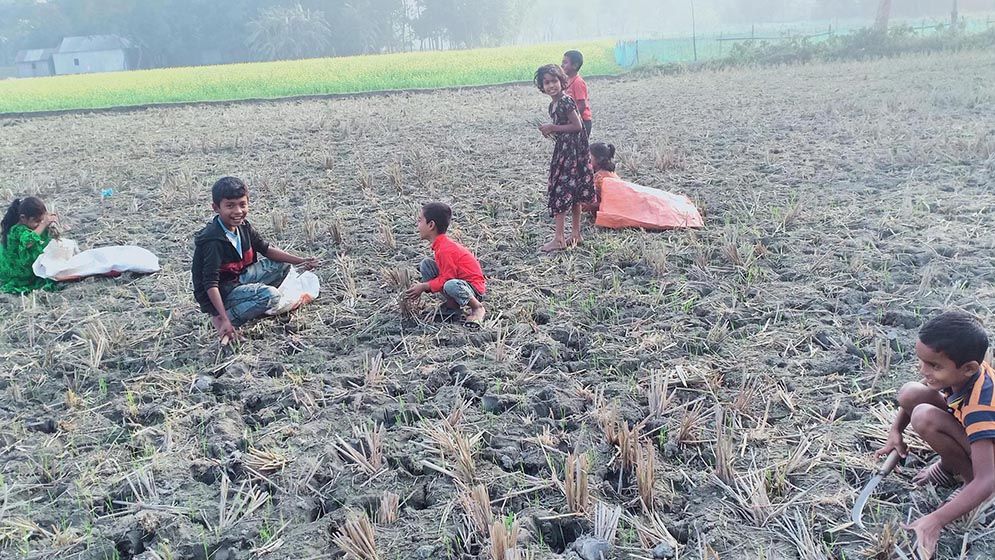 স্কুলের ফাঁকে মায়ের পাশে ওরা!