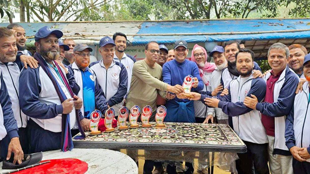 সিলেটে হেঁটে লালাখাল পৌঁছা ১১ জনকে পুরস্কার প্রদান