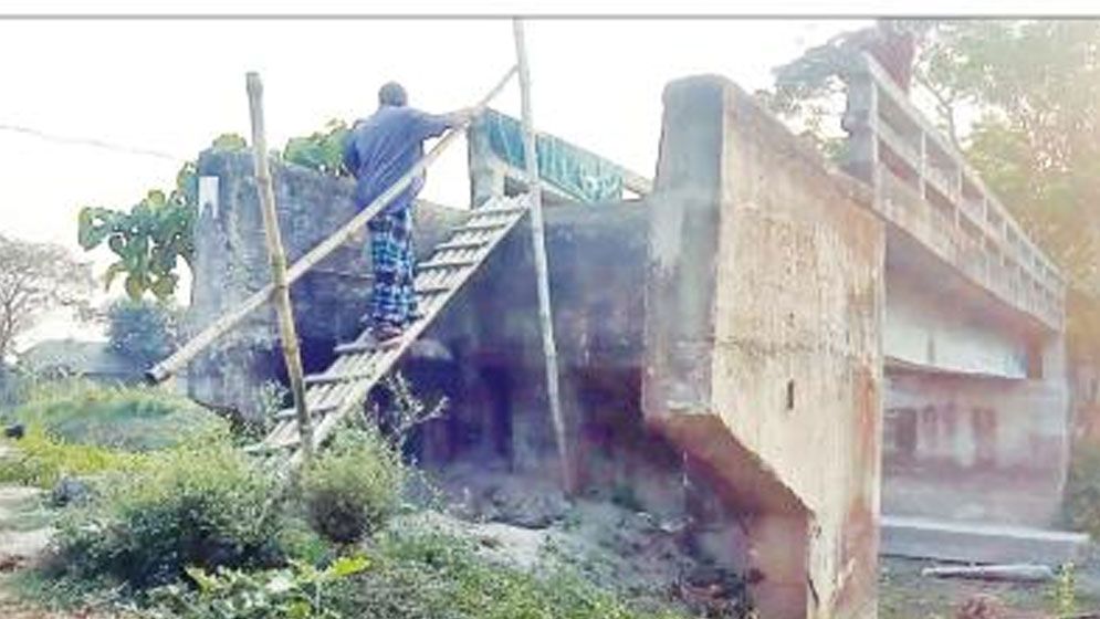 ৩ সেতু নির্মাণে লাখ লাখ টাকার দুর্নীতি, উঠতে হয় মই দিয়ে