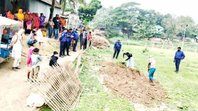 দাফনের পরদিন খুদেবার্তা দেখে মামলা, কবর থেকে লাশ উত্তোলন