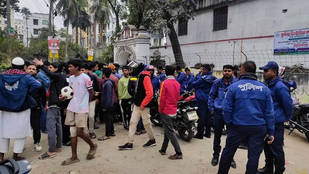 কুমিল্লায় প্রকাশ্যে ‘কিশোর গ্যাংয়ের’ অস্ত্রের মহড়া, ককটেল বিস্ফোরণ