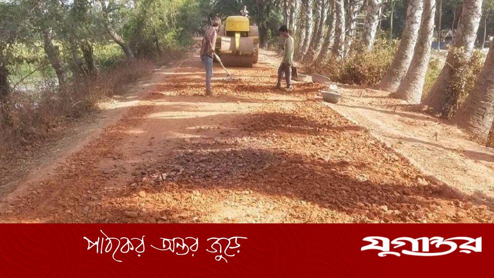 নিম্নমানের সামগ্রী দিয়ে সড়ক, ব্যবস্থা নিচ্ছেন না উপজেলা প্রকৌশলী