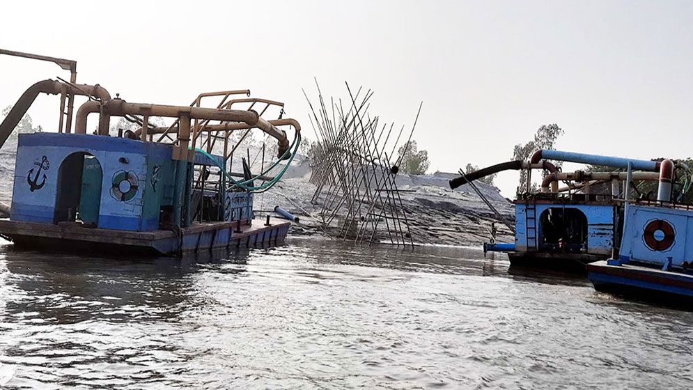 বালু উত্তোলনে যুবলীগ নেতাকে বিএনপির সহযোগিতার অভিযোগ