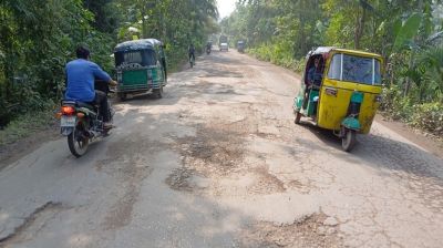 গর্ত-খানাখন্দে বেহাল রায়পুর-লক্ষ্মীপুর মহাসড়ক