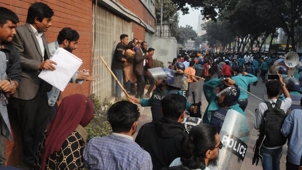 সচিবালয়ের গেটে ধাওয়া-পালটা ধাওয়ার ঘটনায় তদন্ত কমিটি