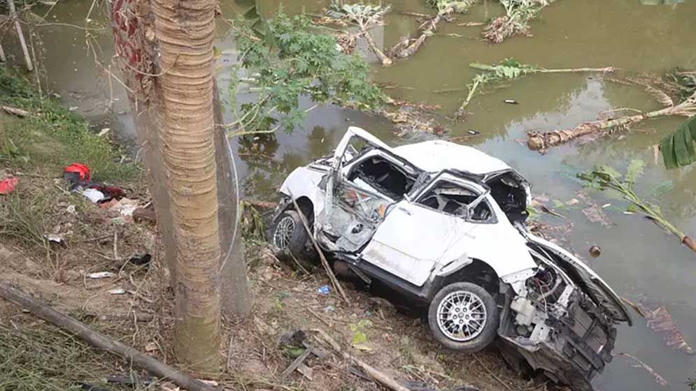 ট্রেনের ধাক্কায় মাইক্রোবাস খাদে, দম্পতিসহ নিহত ৫