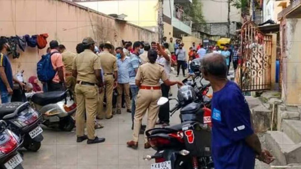 খাটের বক্সে তিন মেয়ে ও মেঝেতে পড়ে ছিল বাবা-মায়ের লাশ