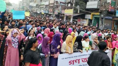 সচিবালয়ের সামনে অনশনে জগন্নাথ বিশ্ববিদ্যালয়ের শিক্ষার্থীরা