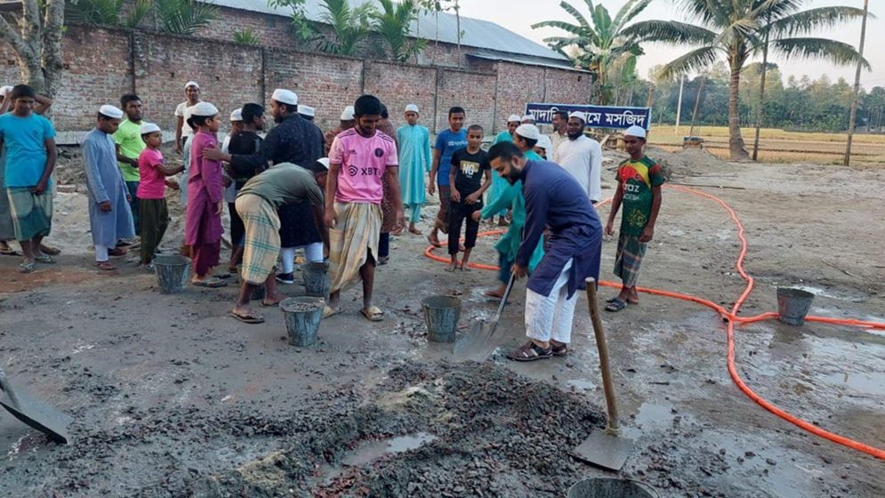 মায়ের নামে মসজিদ নির্মাণ করলেন ডিপজল