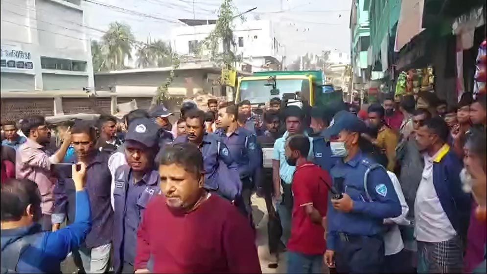 অটোরিকশা চালকদের মারধরে ৩ ট্রাফিক পুলিশ হাসপাতালে