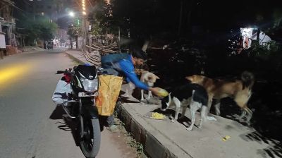 রাত হলেই তিনি বেরিয়ে পড়েন কুকুরদের খাবার দিতে