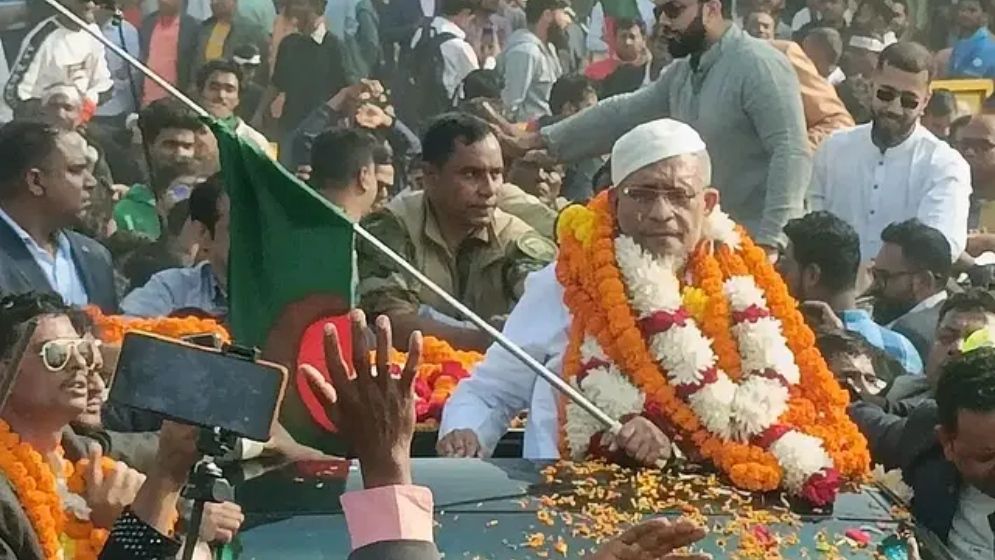 ১৭ বছর পর গ্রামে যাচ্ছেন বাবর, সাজ সাজ রব-উচ্ছ্বসিত এলাকাবাসী