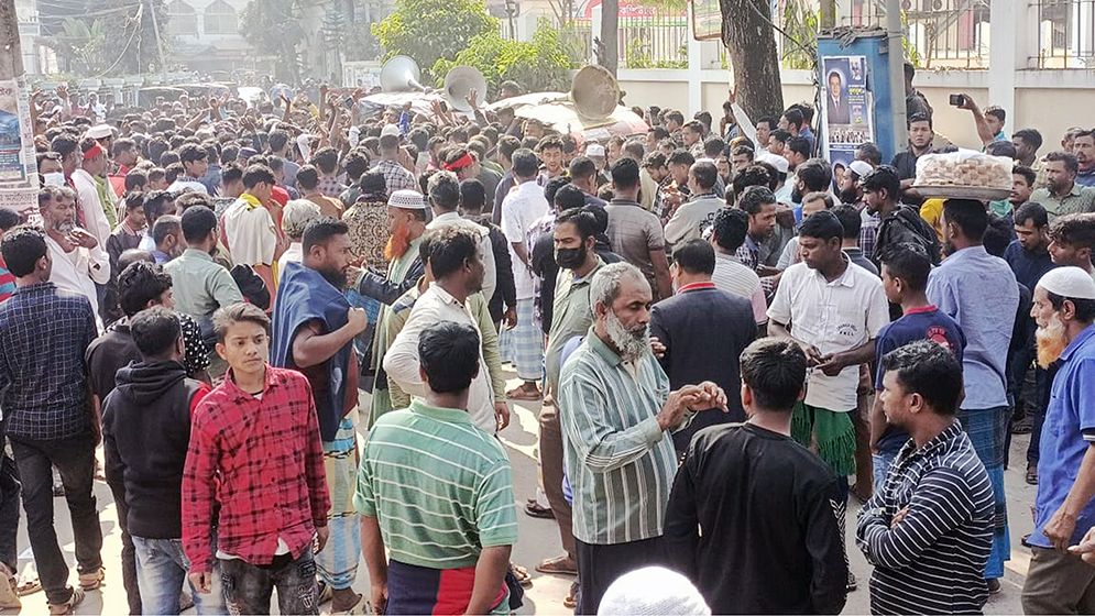 ডিসি অফিস-সিটি করপোরেশন ঘেরাও অটোচালকদের