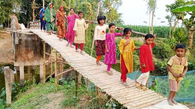 ব্রিজে উঠতে হয় বাঁশের সাঁকো দিয়ে