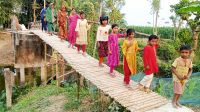 ব্রিজে উঠতে হয় বাঁশের সাঁকো দিয়ে