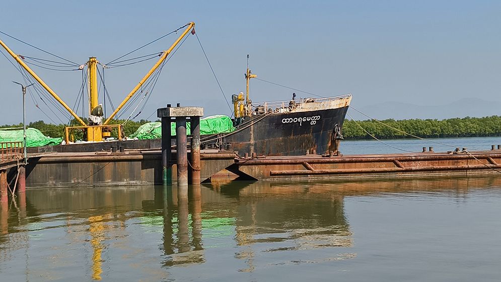 আরাকান আর্মি ছেড়ে দিল আটকানো পণ্যবাহী জাহাজ