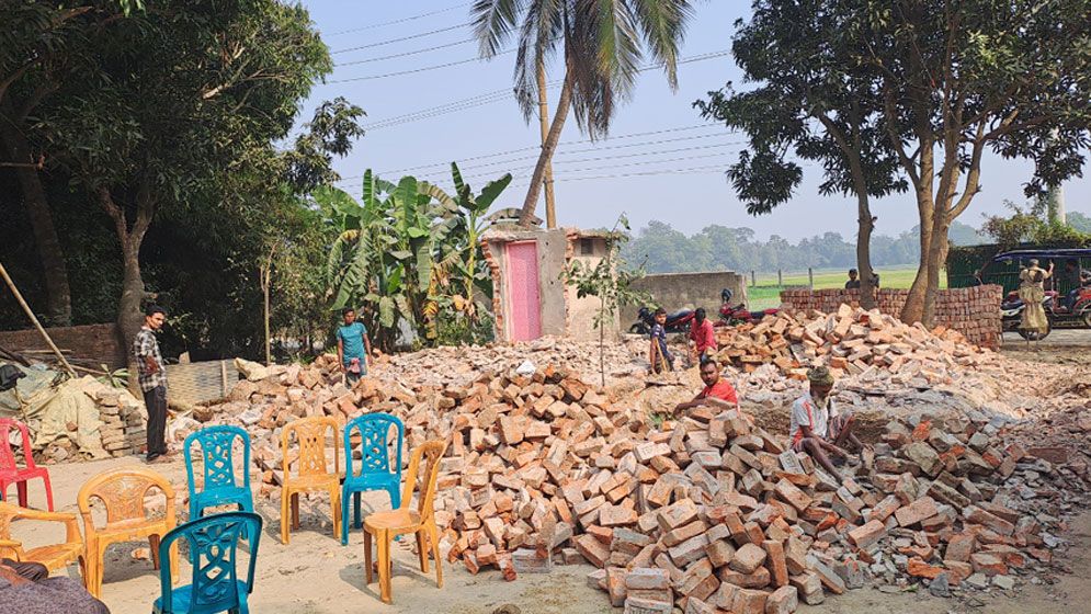 শ্রমিক লীগ নেতার বিরুদ্ধে প্রাচীর নির্মাণে বাধা দেওয়ার অভিযোগ