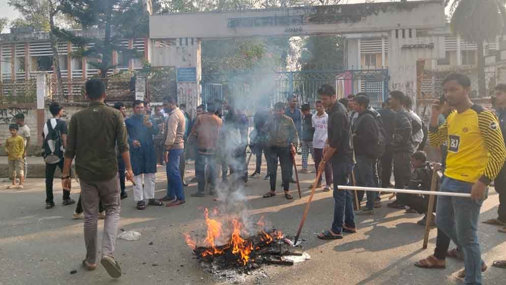 অটোরিকশা উলটে চাপা পড়ে শিশু নিহত, অবরোধ-বিক্ষোভ