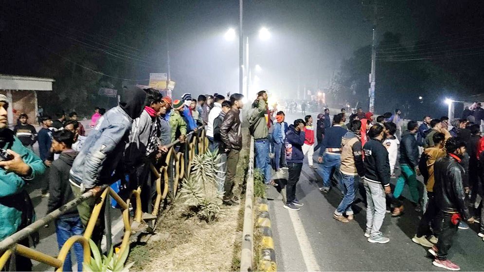 যুবদল নেতার বাড়িতে গুলির আগে পুলিশের সঙ্গে সন্ত্রাসীরা, বিক্ষোভ