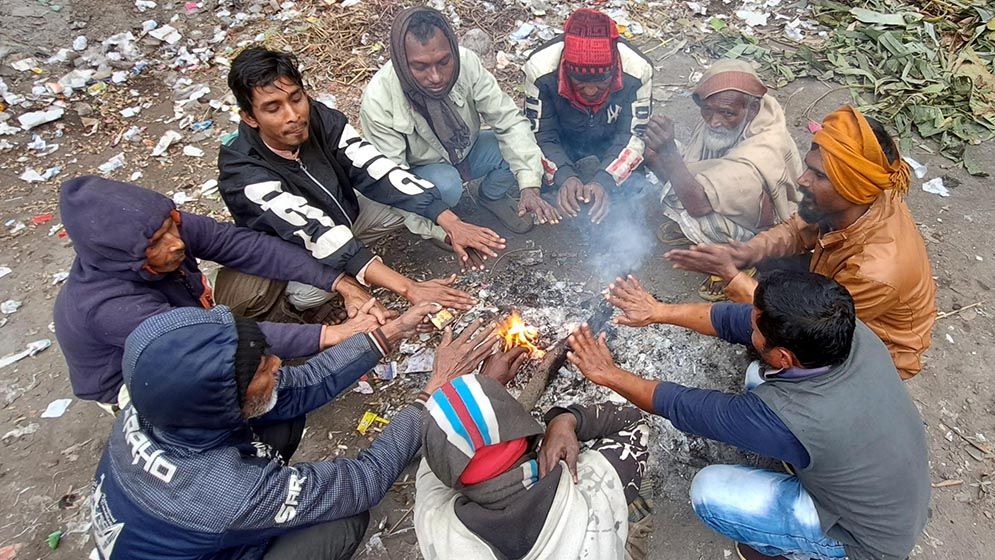 হাড়কাঁপানো শীতে বিপর্যস্ত রংপুর অঞ্চলের মানুষ